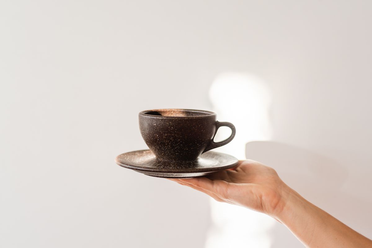 白壁を背景に撮られたカップとソーサー