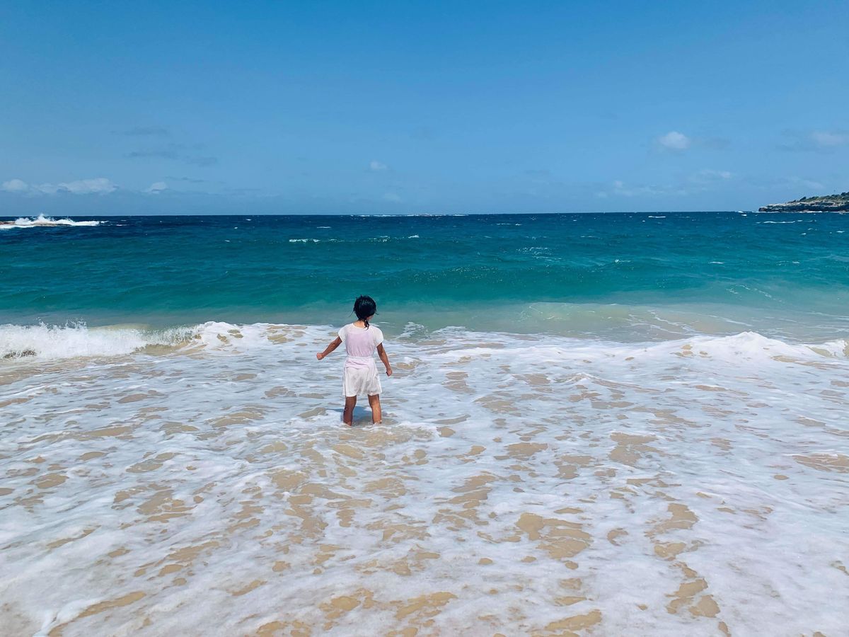 海を眺める子ども