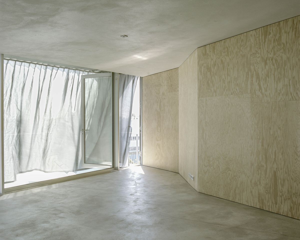 南向きに面した一面のガラス窓