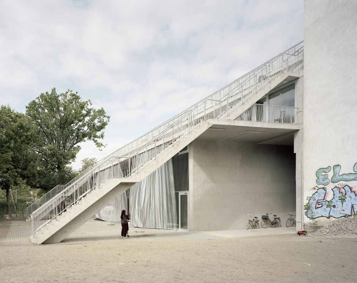 階段のようなデザインのセットバック建築