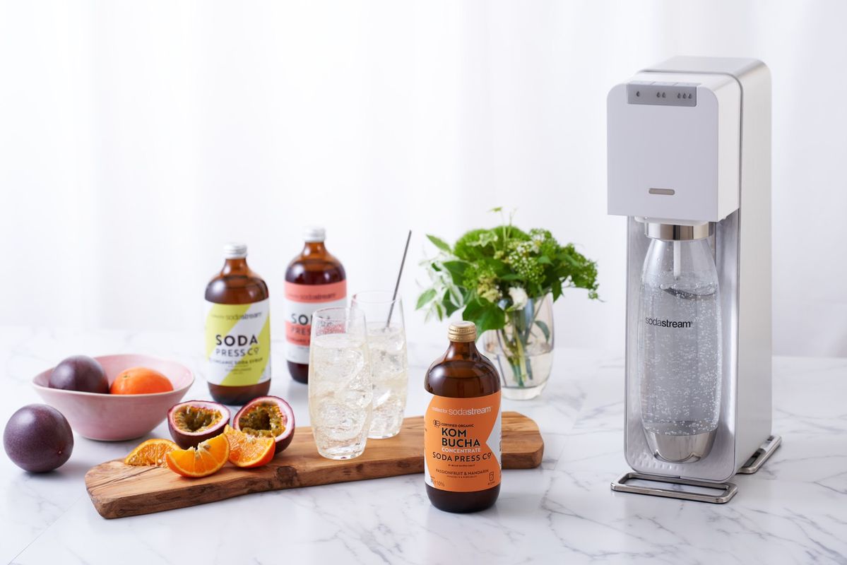 グラスに注いだソーダストリームとシロップ