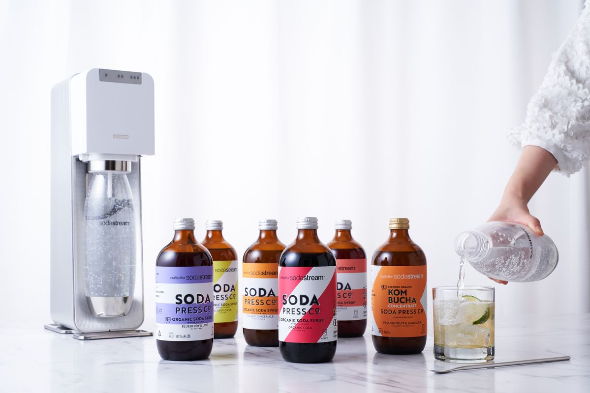 グラスに注いだソーダストリームとシロップ６種