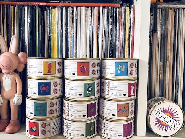 本棚の前に並べられたID-CAN