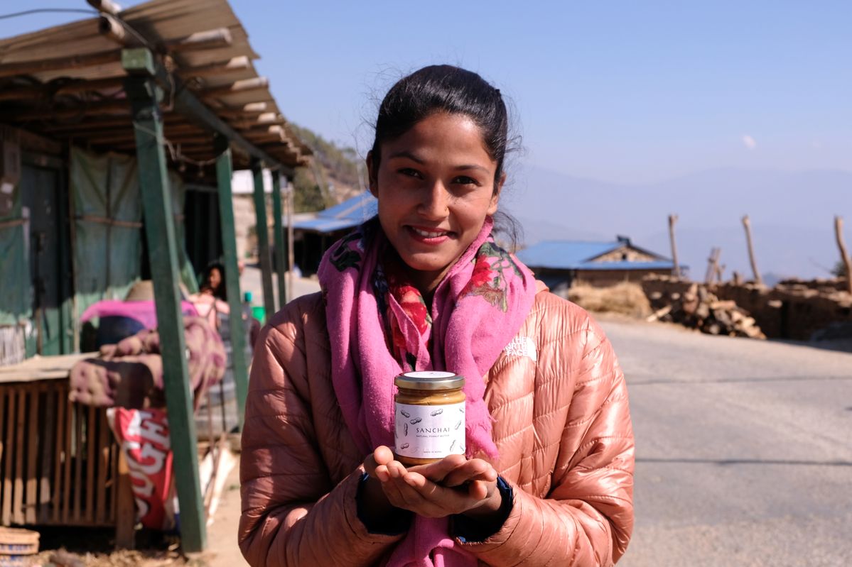 ネパールの女性が持つSANCHAI