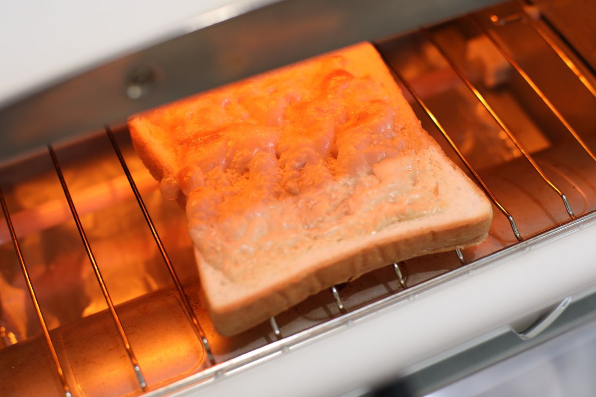 トーストを焼く様子