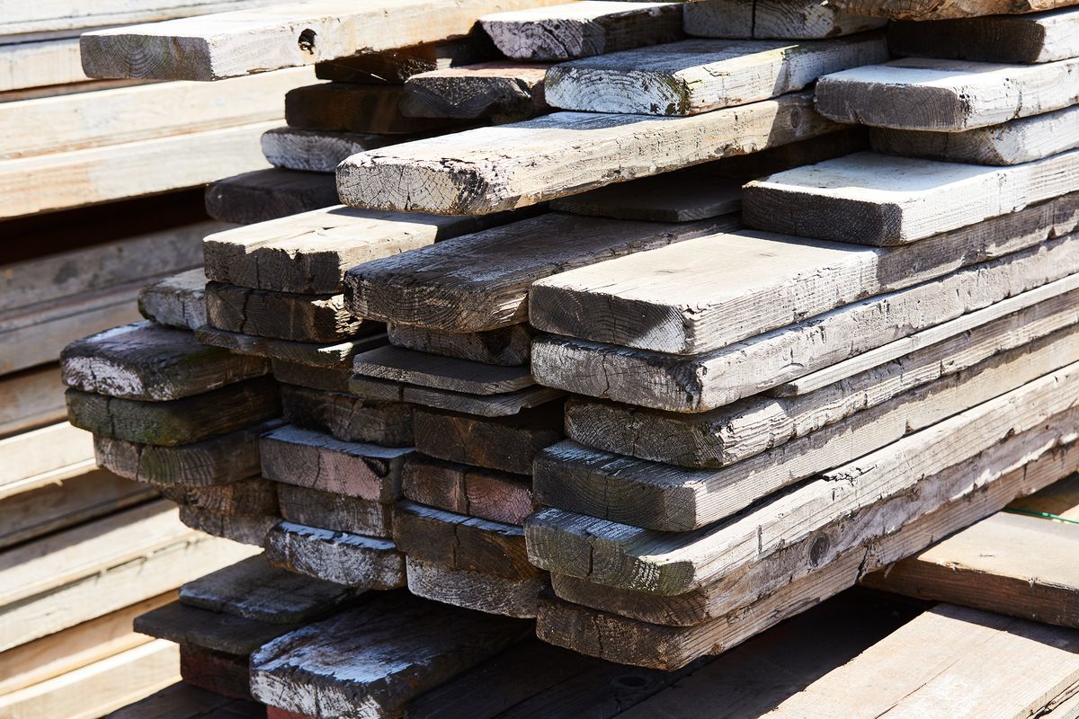 積み上げられた古材