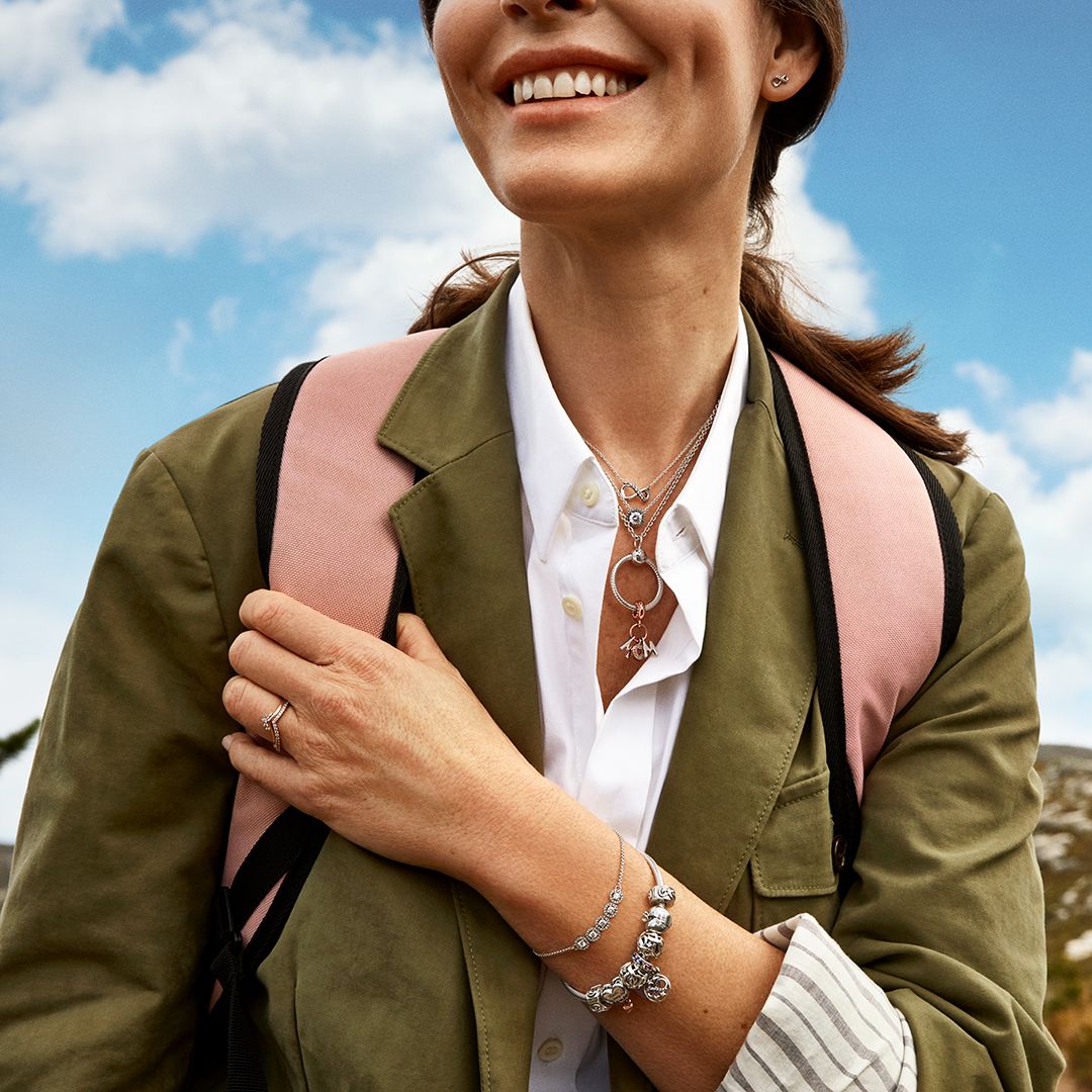 アクセサリーをつけた女性