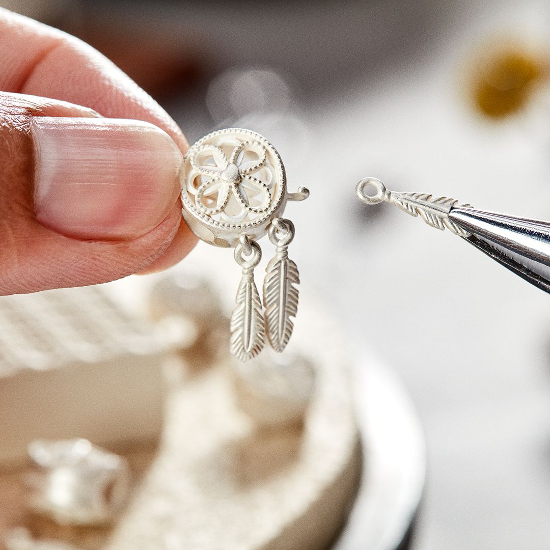 シルバーアクセサリー組み立ての様子