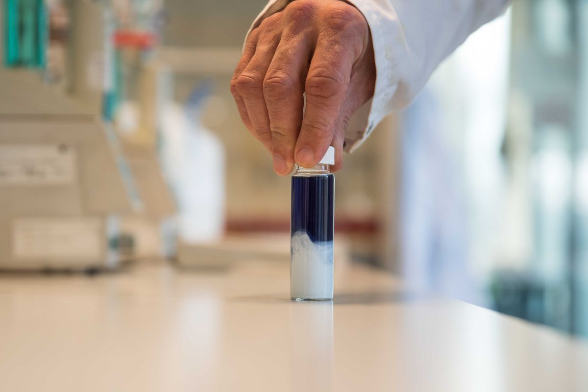 研究者が掴んだ試験管