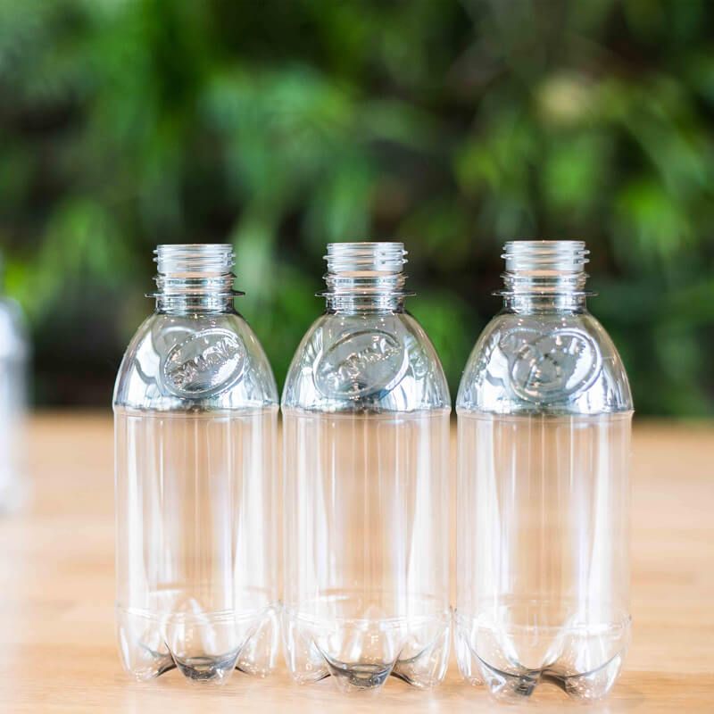 テーブルに並んだ植物性ペットボトル