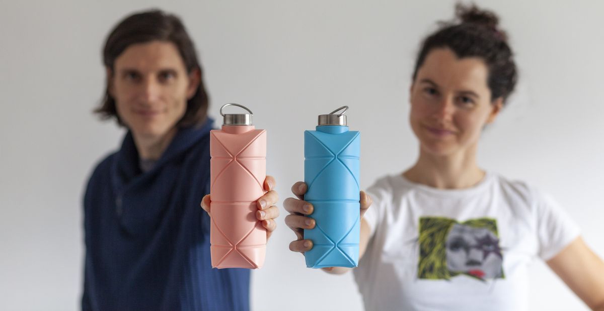 Origami Bottleを手に持った男女