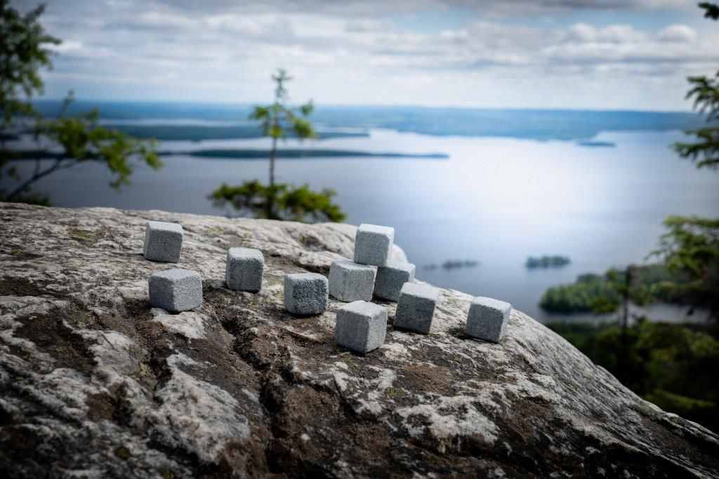 岩の上に並べたアイスキューブ