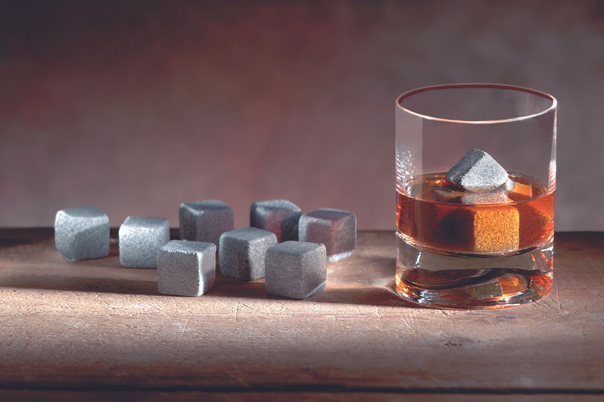 グラスに入ったドリンクとアイスキューブ