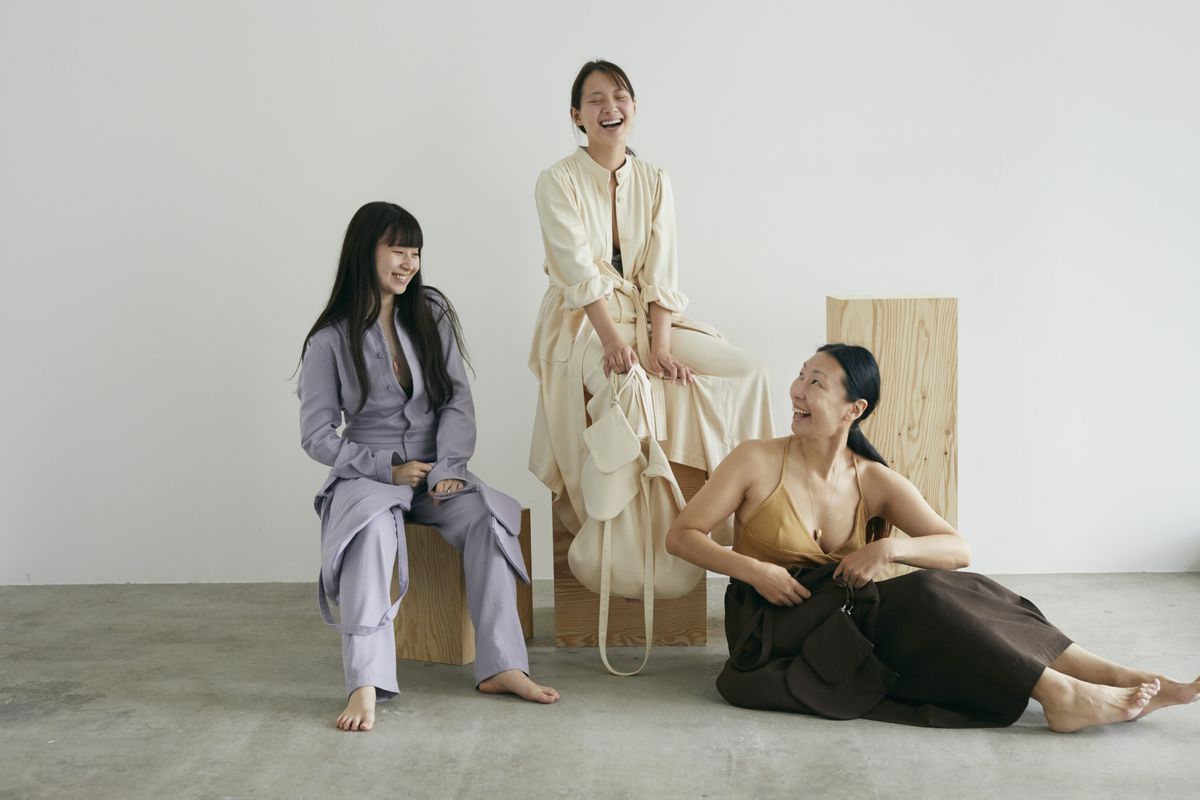 プロジェクト商品を持つ3人の女性