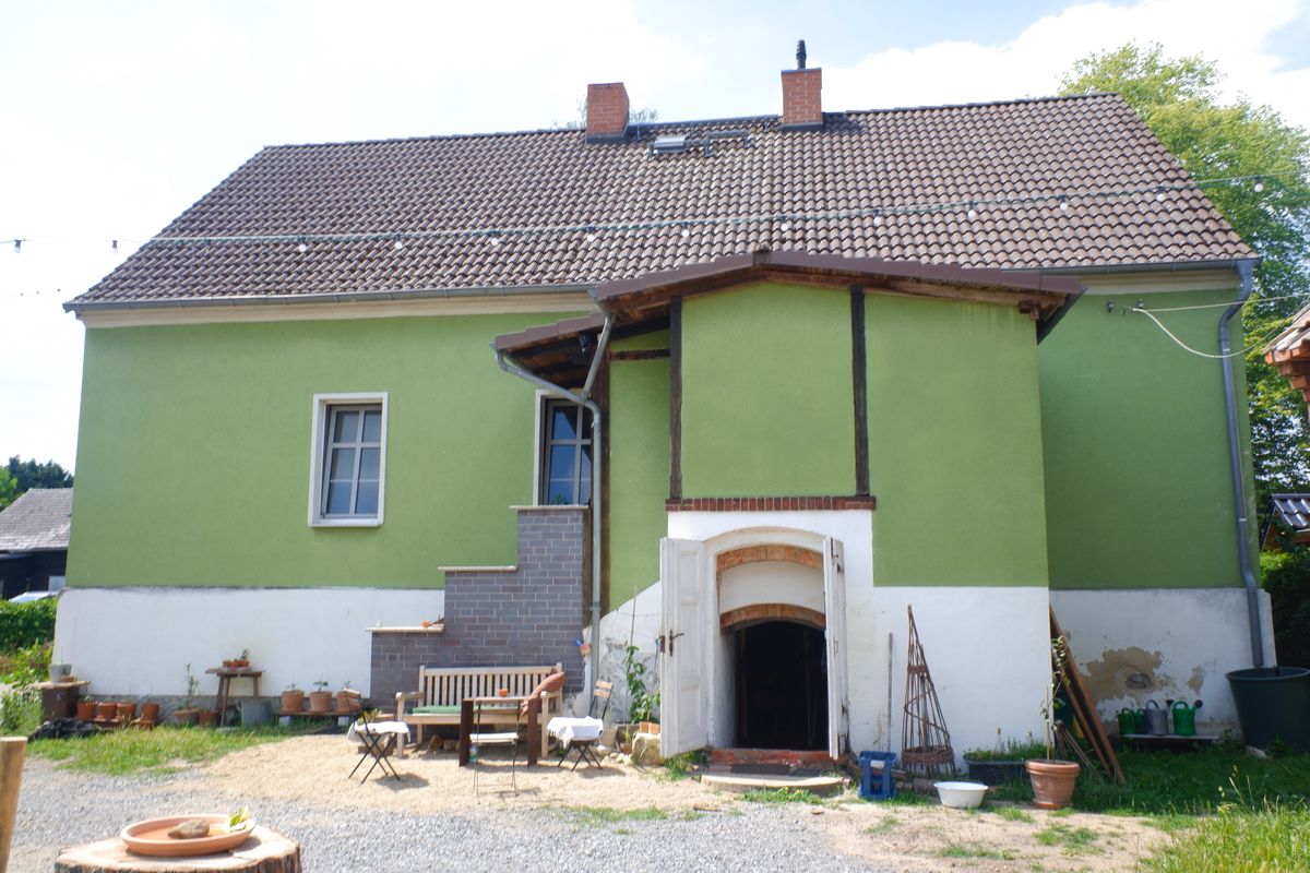 ジュリアンさんとデニスさんが暮らす農場の敷地内にある自宅