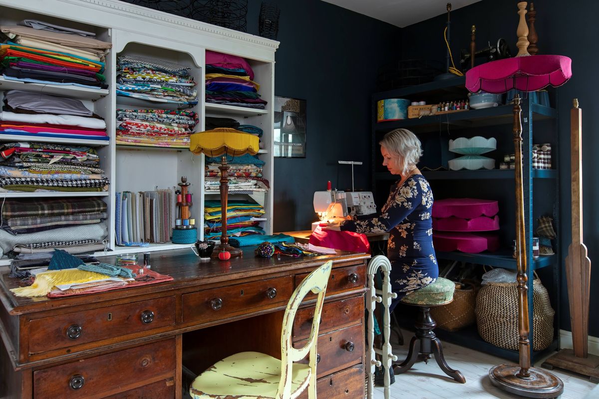 デザイナー兼創設者のアリスがミシンをかけているところ