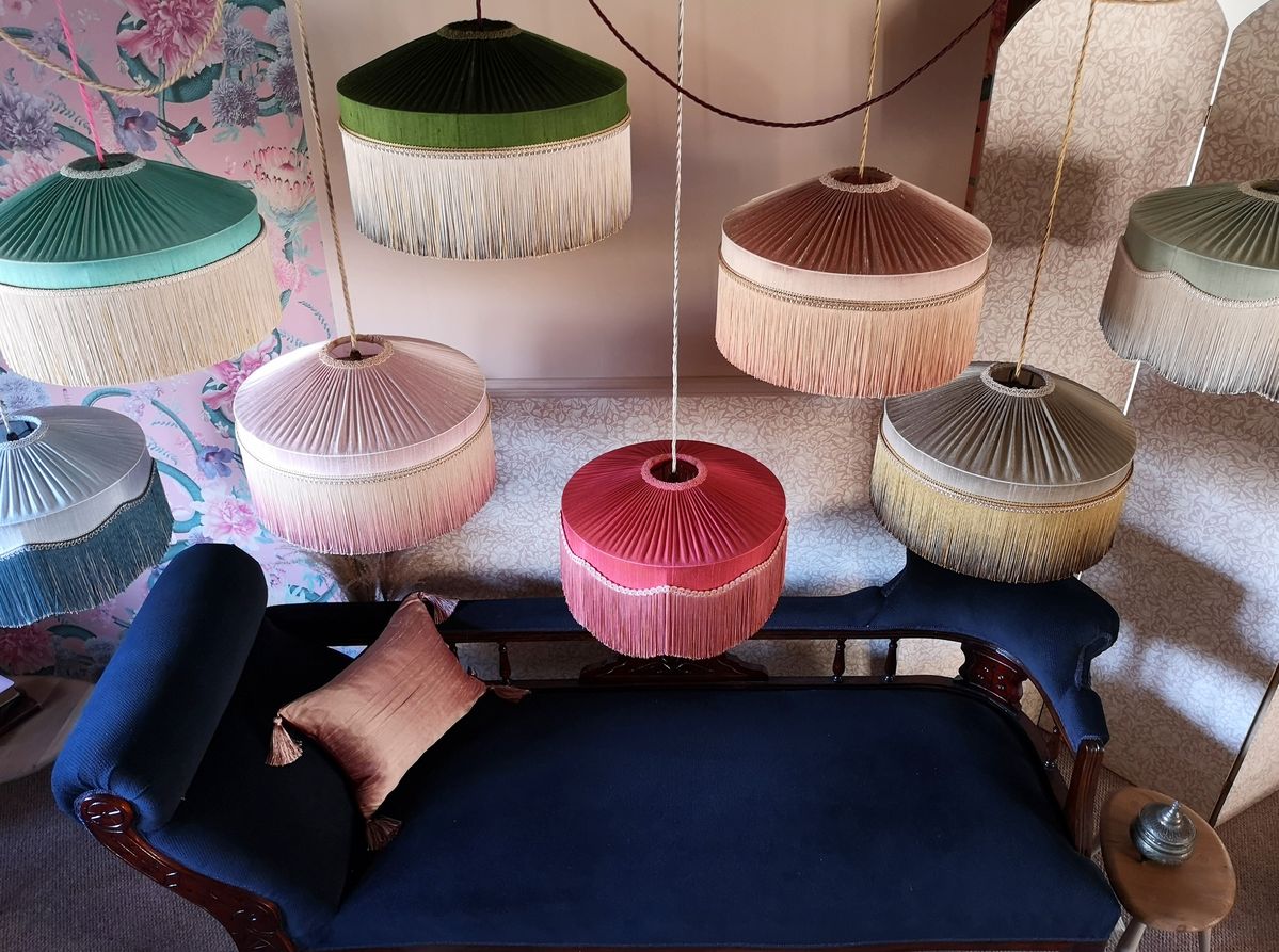 天井から吊るしたさまざまなティファニーペンダントライト