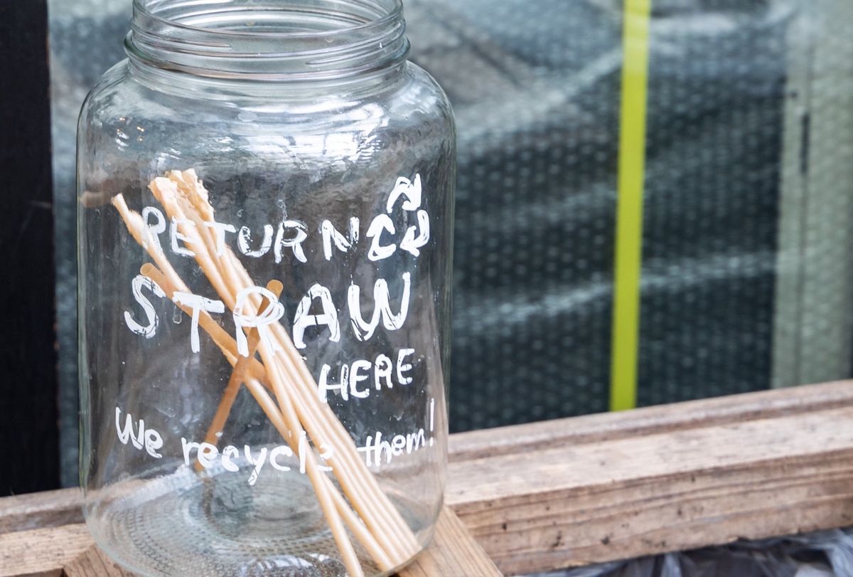 瓶に入った生分解性プラスチックストロー