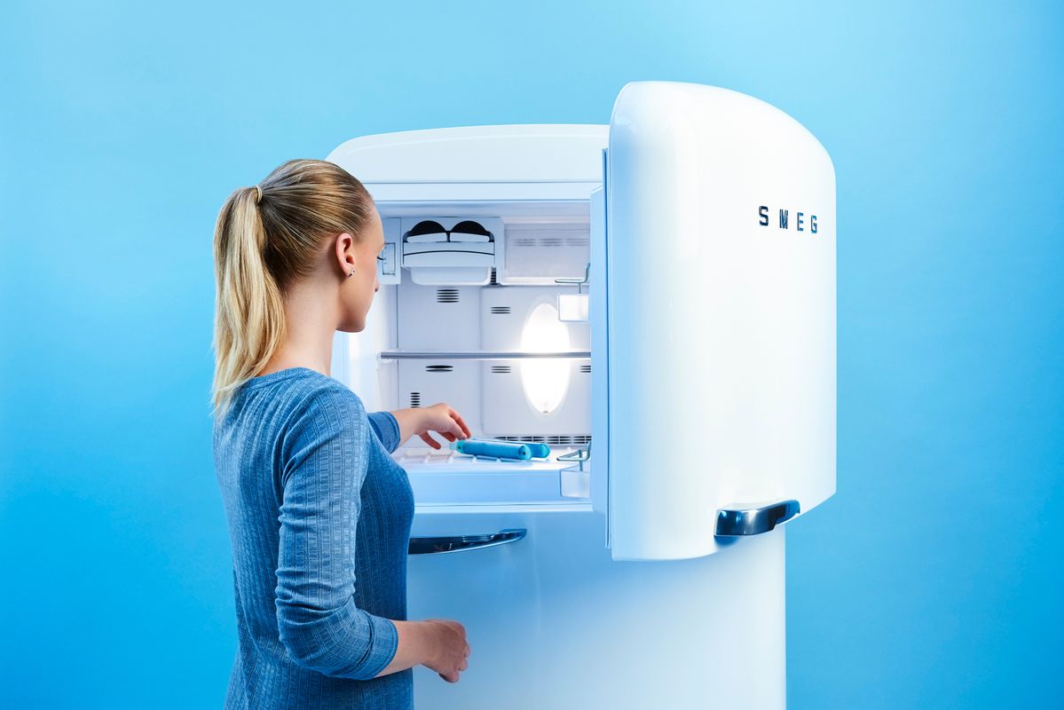 冷凍庫からインバースを取り出すところ