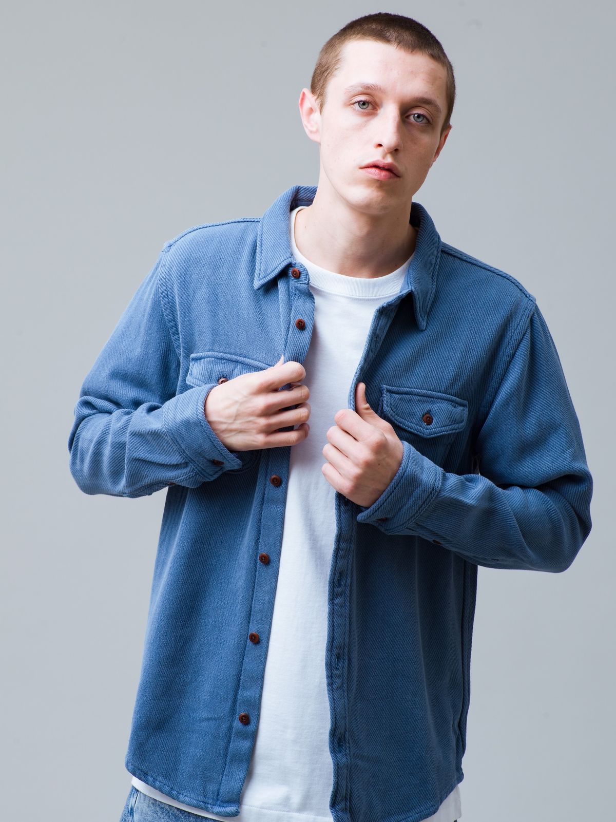 ブランケットシャツを着た男性