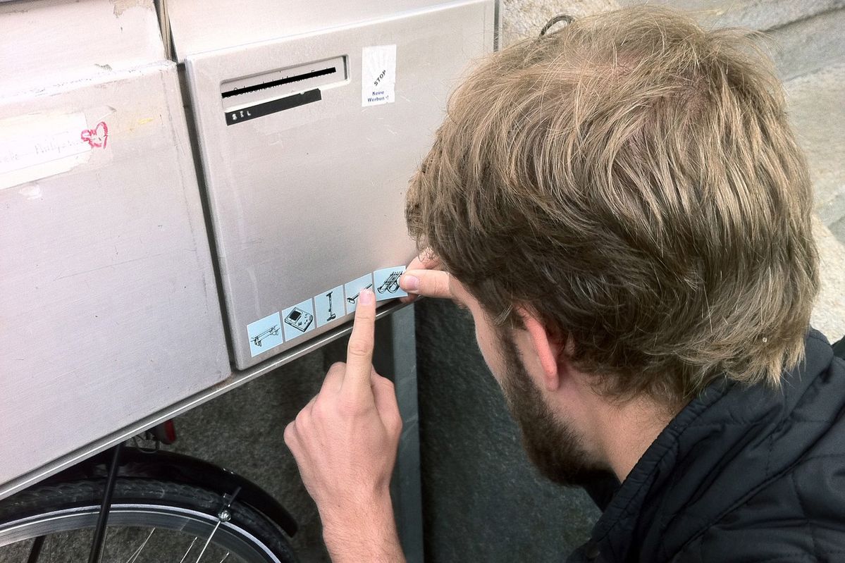 ポストにステッカーを貼るスイス発のシェアリングエコノミー「pumpipumpe」