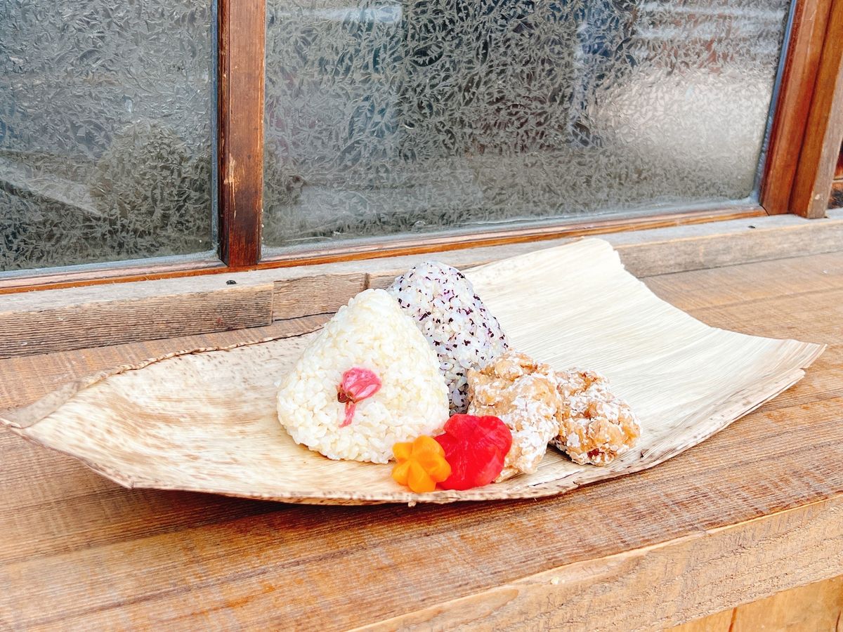 竹皮にのったおにぎりとヴィーガン唐揚げ