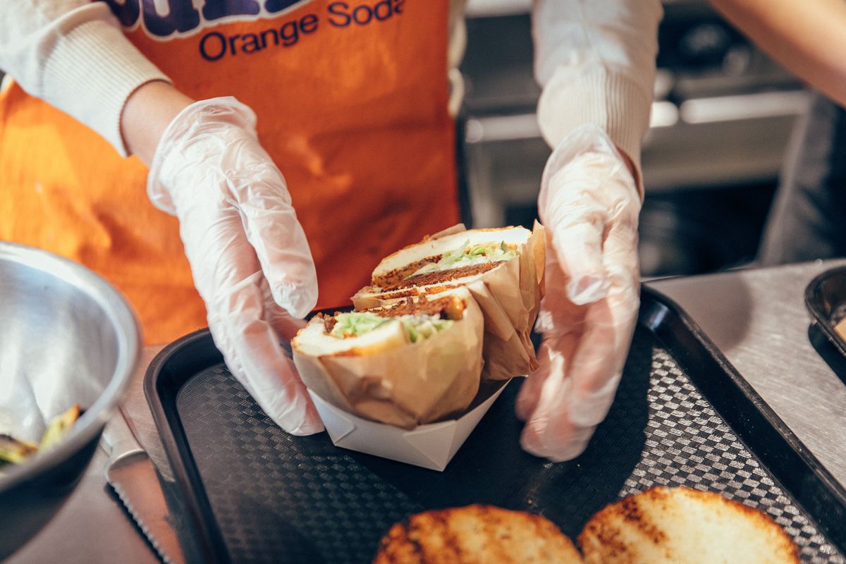 半分にカットされたハンバーガー