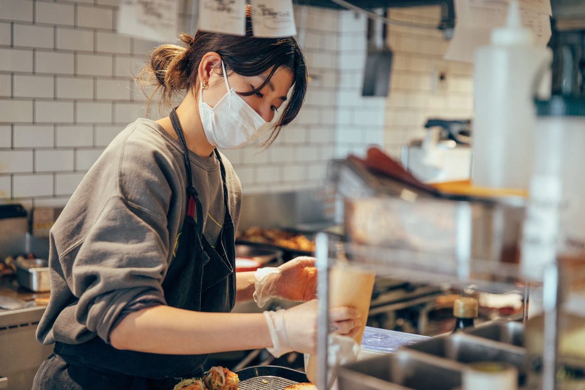 ハンバーガーを調理中のスタッフ