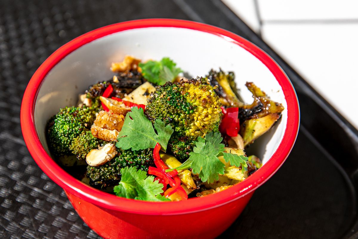 適度に焦がしたブロッコリーの香りが食欲をそそる「バーントブロッコリーサラダ」