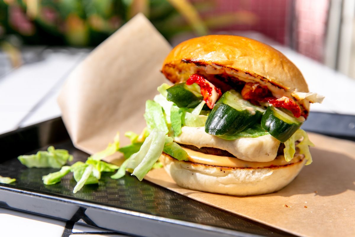 店名を冠した看板メニュー「スペリオリティバーガー」