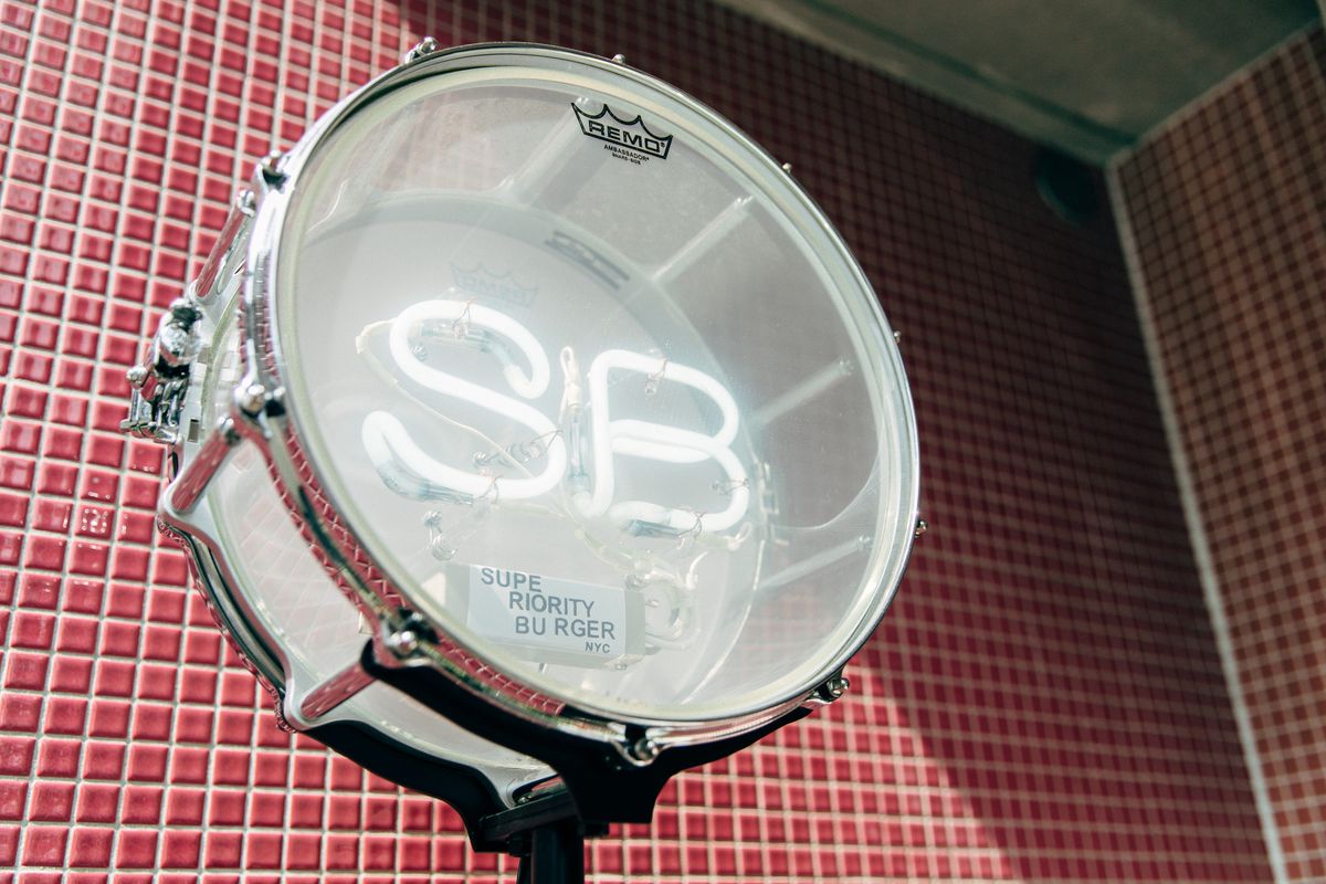 ドラムを加工した店外看板