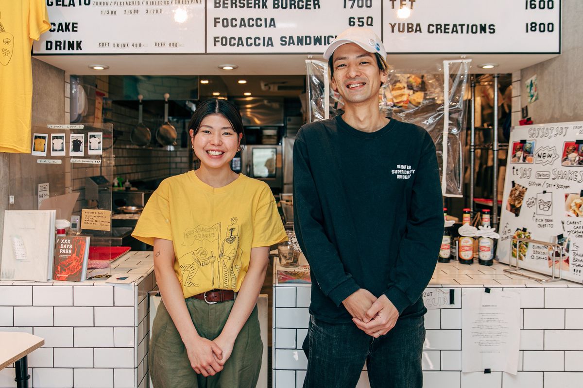 スペリオリティバーガー店長の鈴木将也さん（写真右）とスタッフの楮本菜実さん