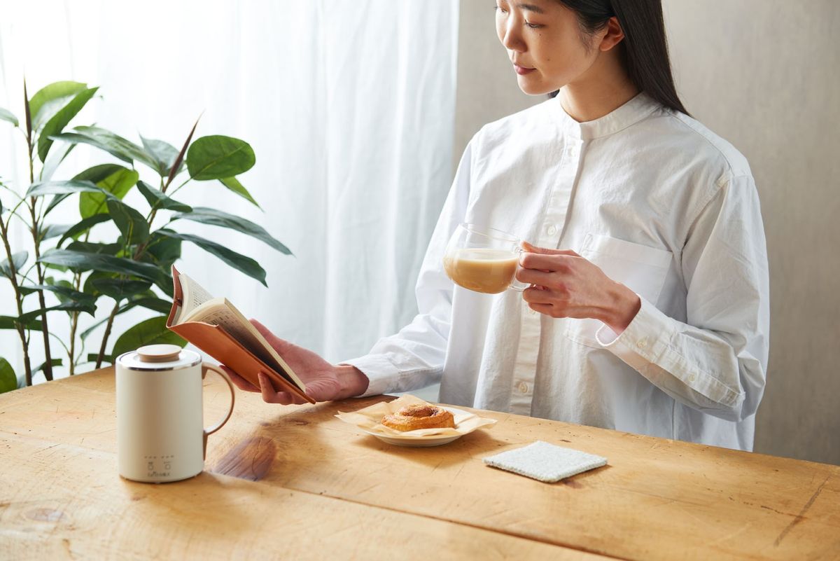 オーツミルクを飲む女性