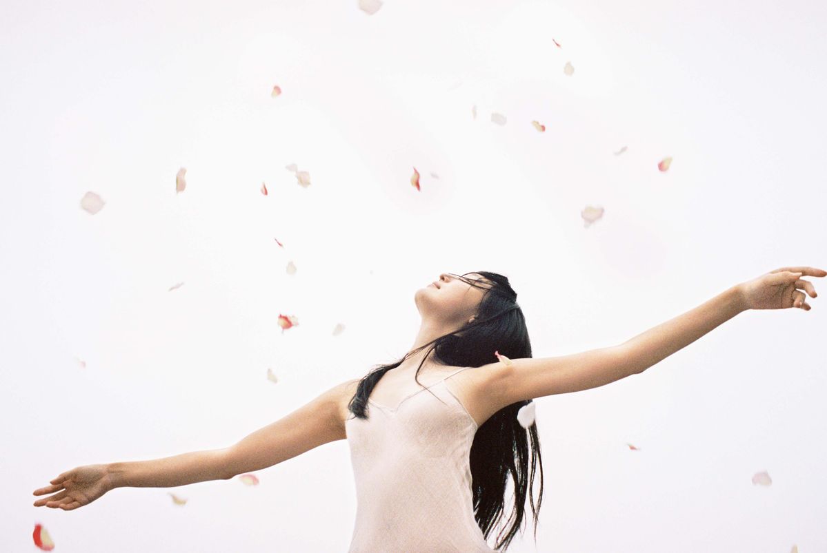 花弁を浴びる女性