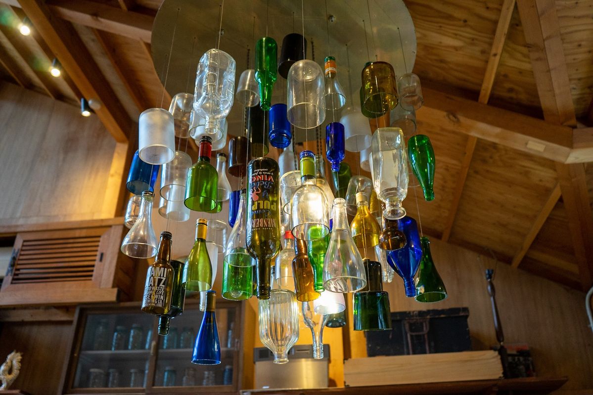 空き瓶をアップサイクルしたシャンデリア
