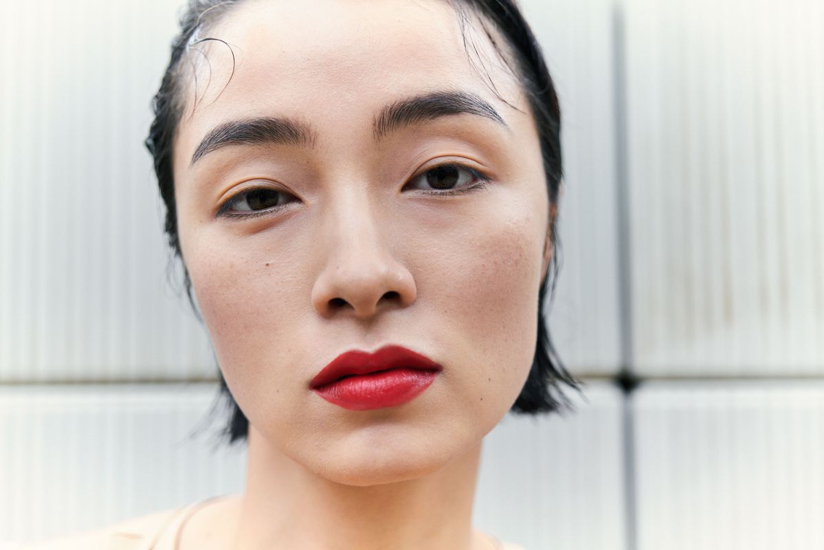 la bouche rougeの赤リップを塗ったモデル