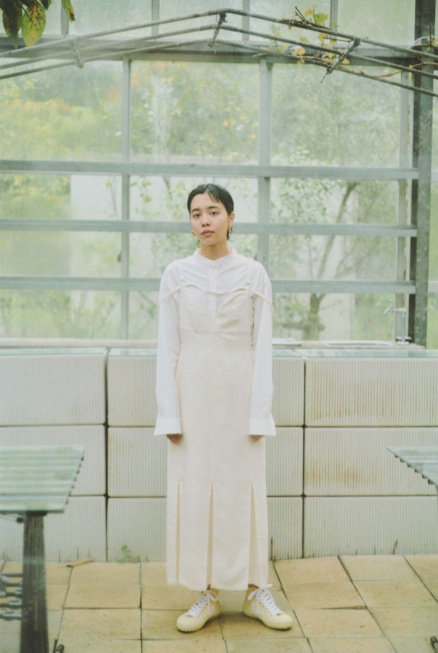 ココの白いワンピースとシャツを着たモデル