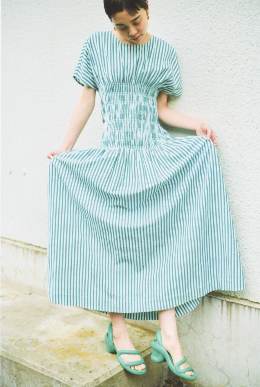 ジーナトリコのグリーンと白のストライプワンピースを着たモデル