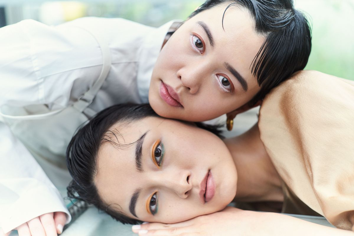 SHIROのアイシャドウを使ったモデル二人