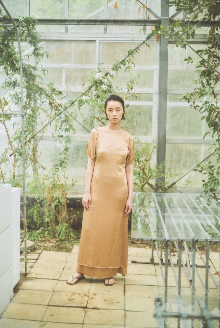 イコーランドのシルクドレス、トップス、スカートを着たモデル