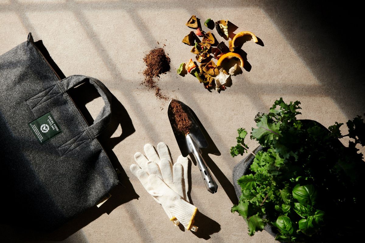 コンポストと生ごみとシャベル