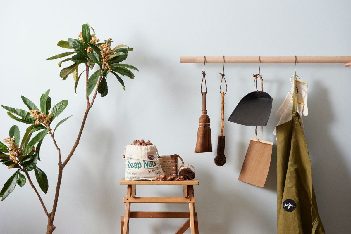 ホウキやチリトリが壁にかかった様子