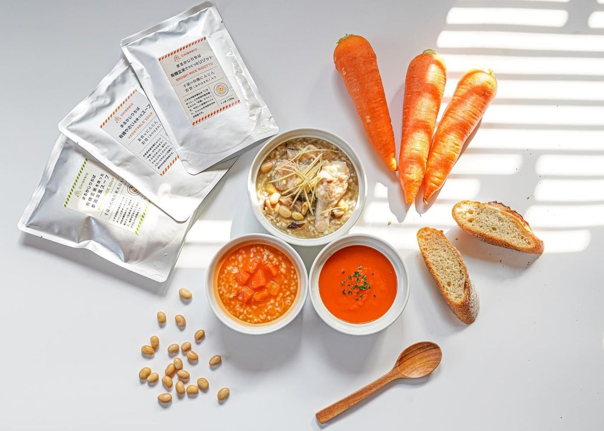 「まるかじりちば」の商品が並んだ様子