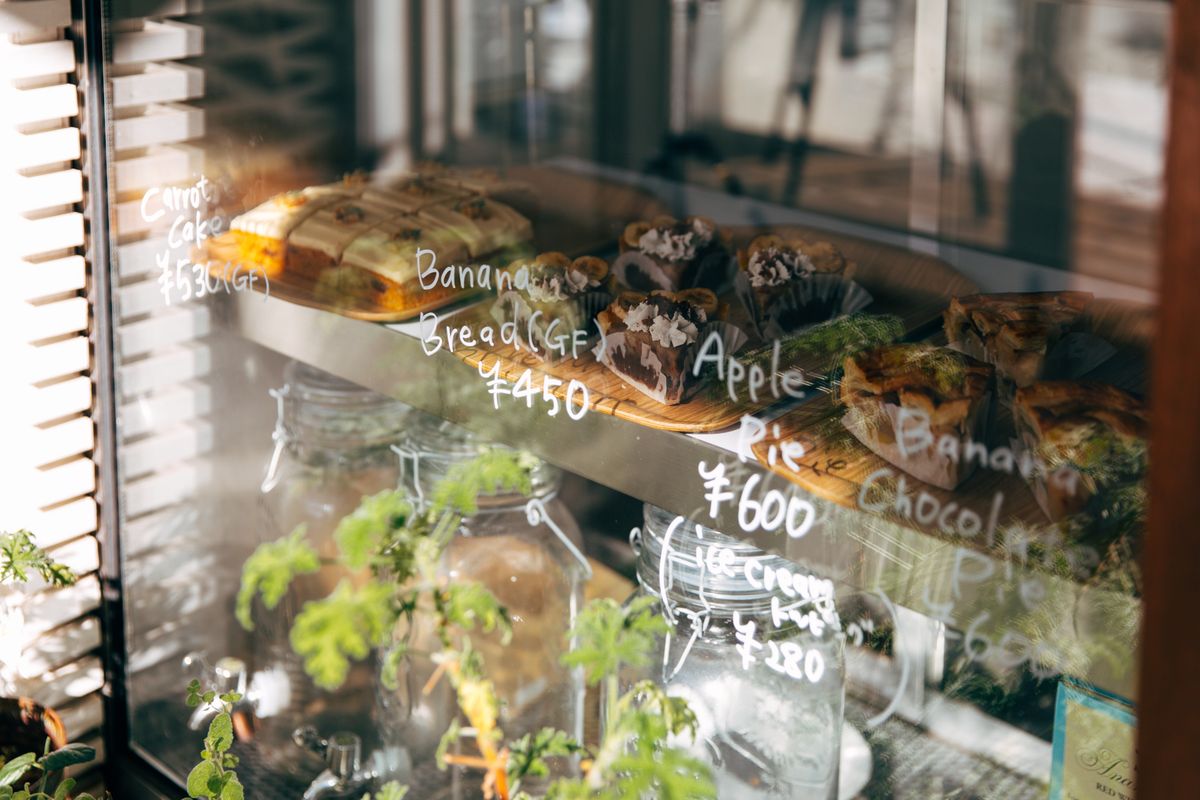 ショーケースのなかに陳列された焼きたてのパン