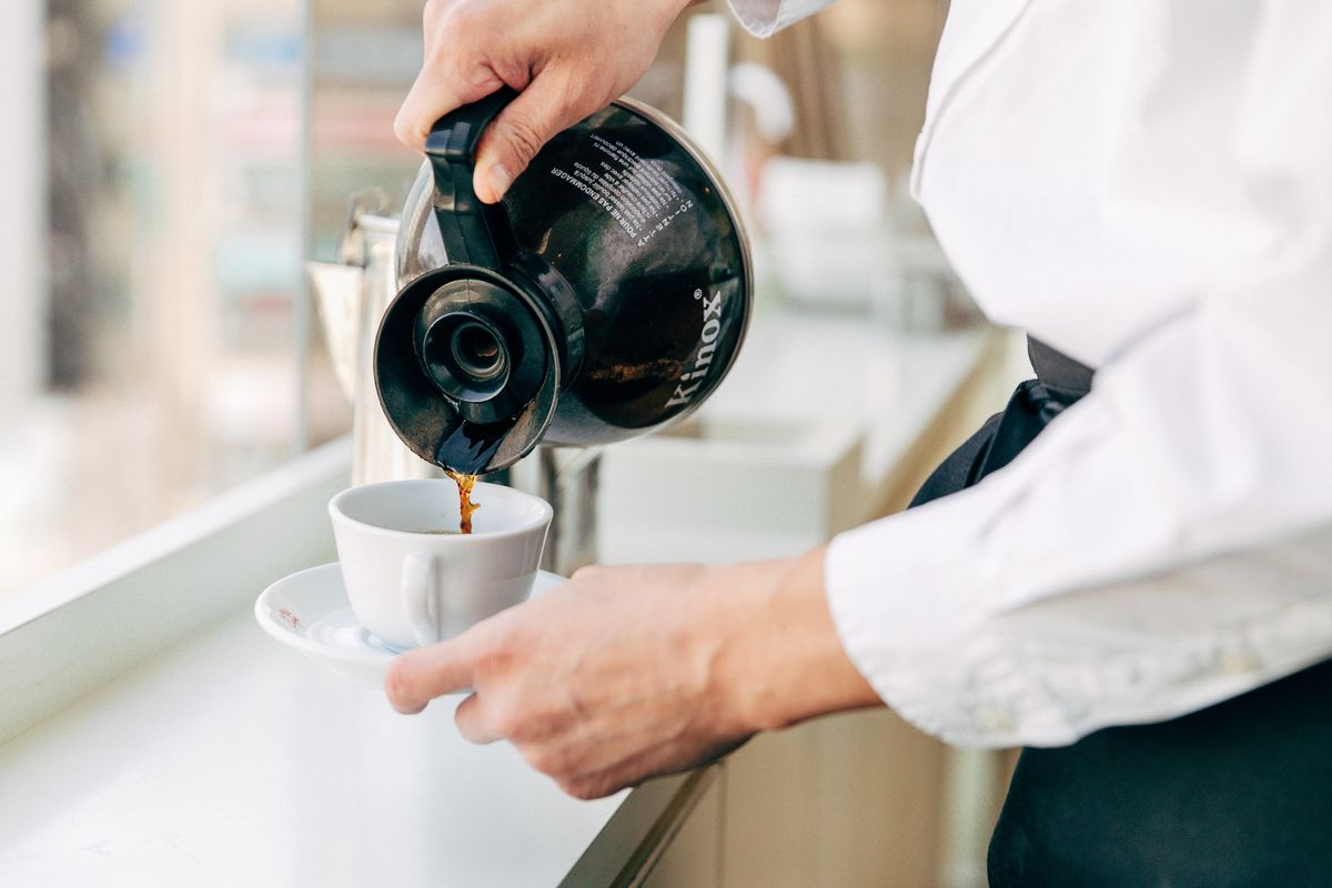 コーヒーを淹れるフラッグスカフェスタッフ