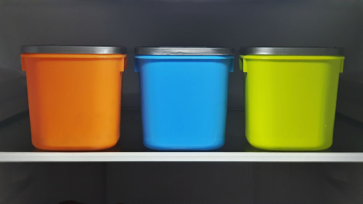 プラスチック製のタッパーが並んだ様子