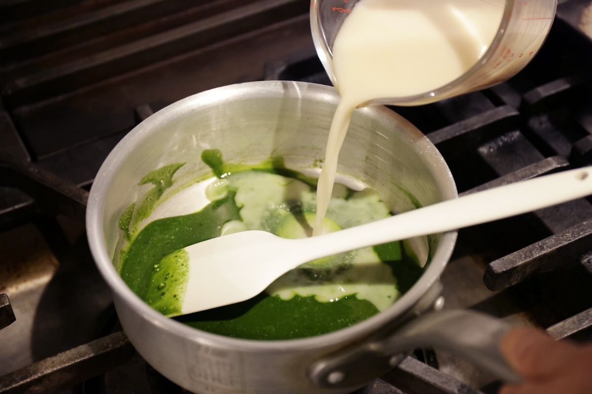 「抹茶オーツミルクパンナコッタ」を鍋でつくる様子