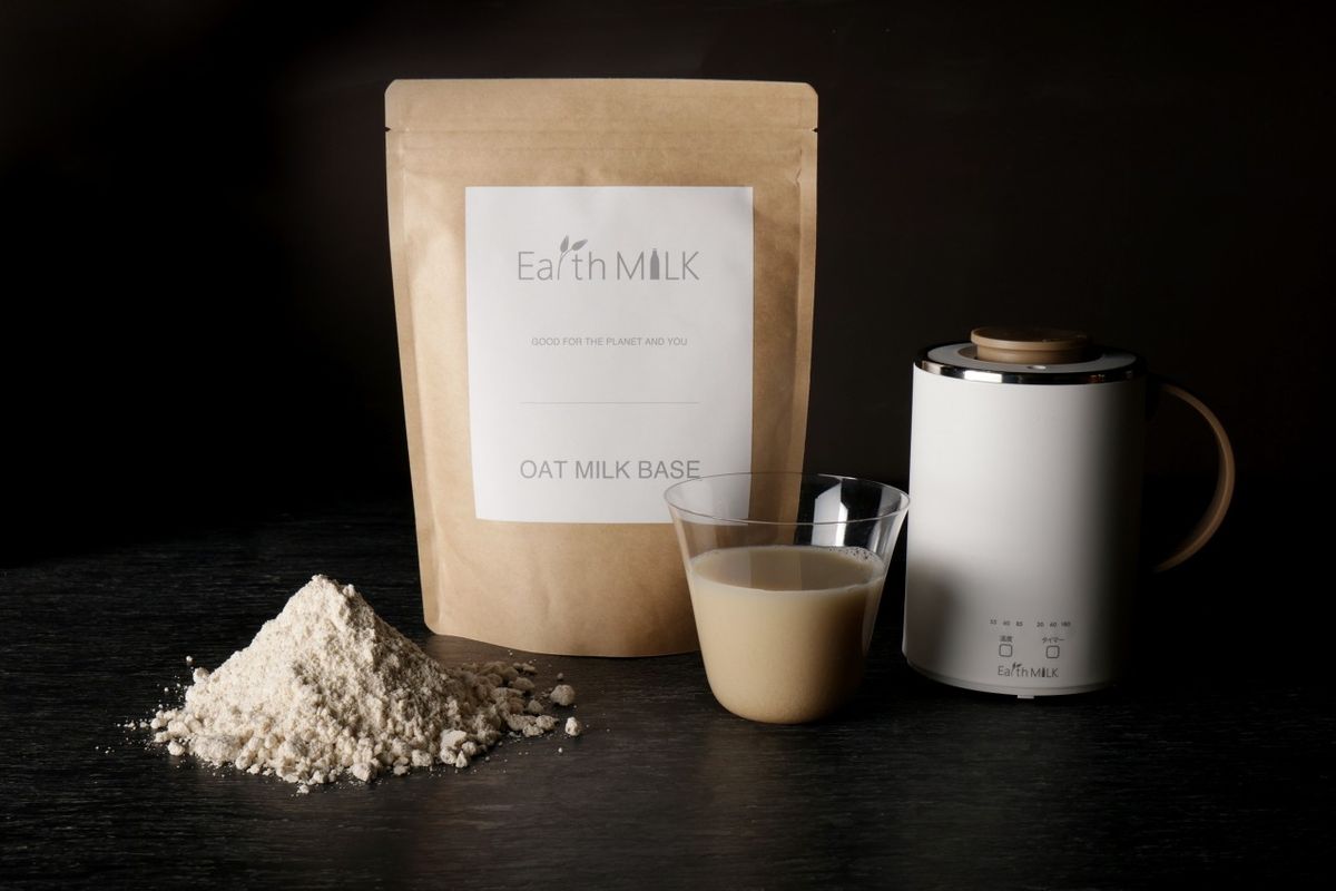「Earth MILK」とパッケージと粉、専用ケトルが並んだ様子