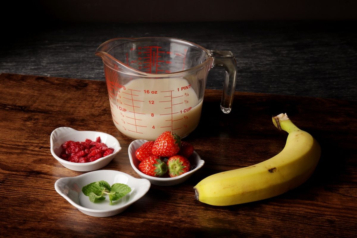 植物性ミルク「Earth MILK」を使った「フルーツオーツミルクセーキ」の材料