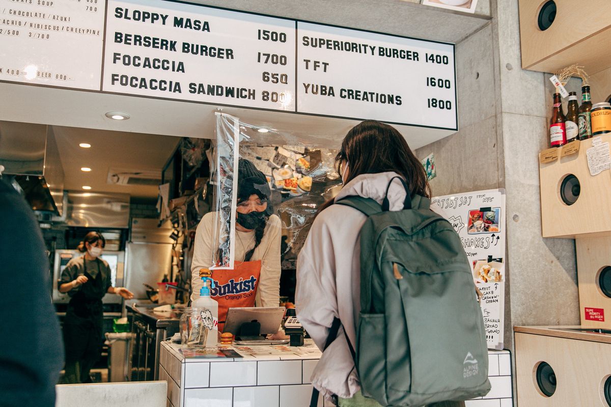 接客中の「SUPERIORITY BURGER」スタッフ